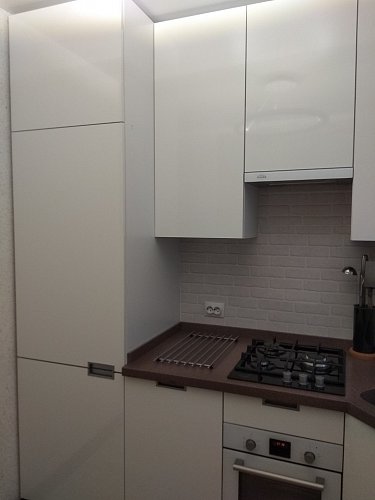 Угловая кухня с каменной столешницей