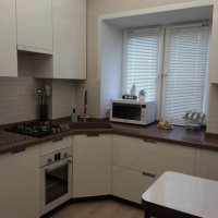 Угловая кухня с каменной столешницей