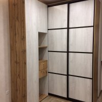 Угловой шкаф в прихожую серый