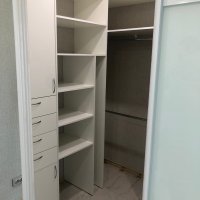 Гардеробный шкаф белый  со стеклянными дверьми